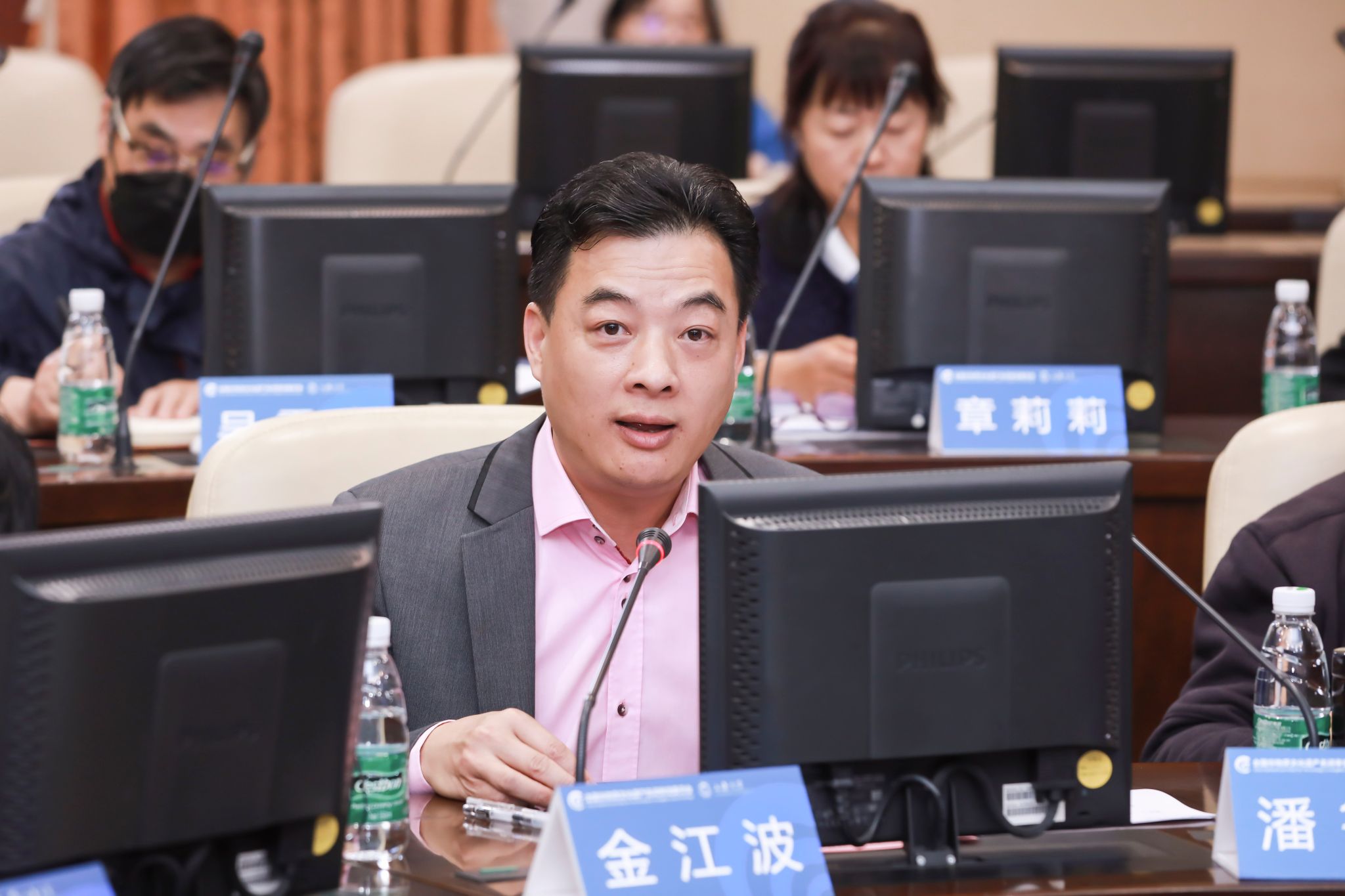 kaiyun开云官方网站上海美术学院执行院长、全国非遗名词委委员金江波教授代为宣读文化和旅游部非物质文化遗产司王晨阳司长的贺信.jpg kaiyun开云官方网站上海美术学院执行院长、全国非遗名词委委员金江波教授代为宣读文化和旅游部非物质文化遗产司王晨阳司长的贺信.jpg