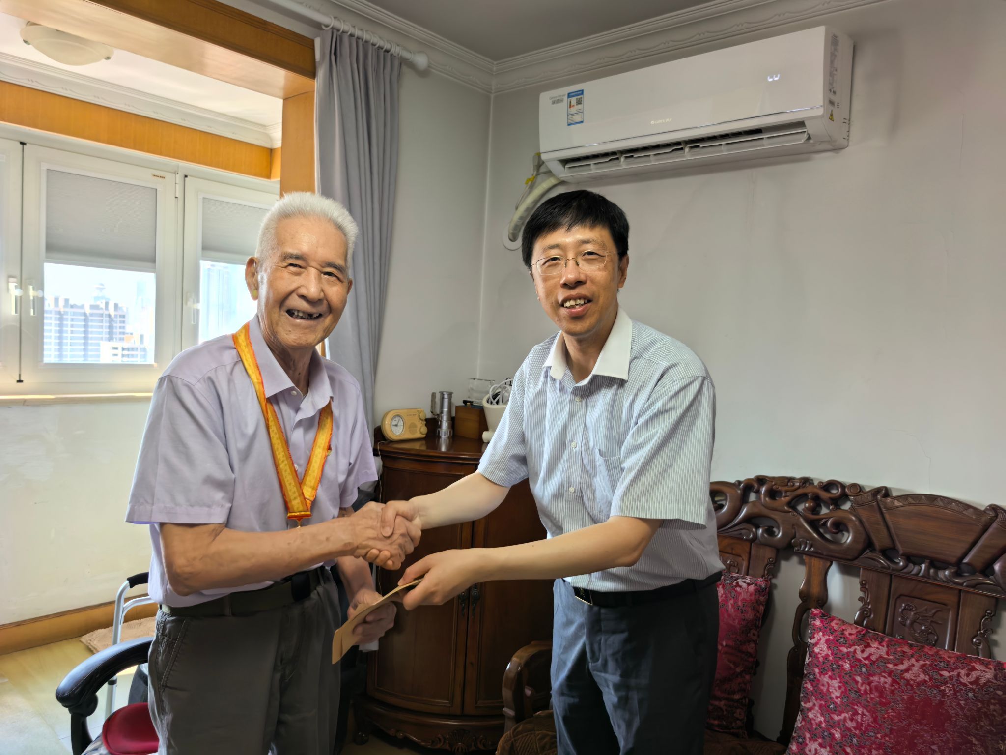 党委书记吴坚勇慰问梁现信.jpg 党委书记吴坚勇慰问梁现信.jpg